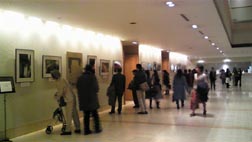 絵に見入る人たち.jpg
